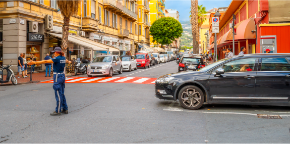 Vigile dirige il traffico